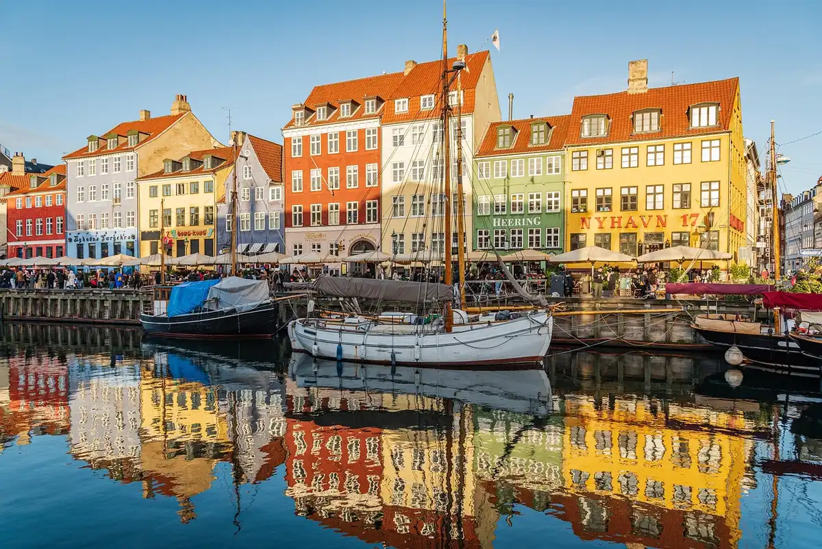 Bunte H&auml;user am Nyhavn in Kopenhagen mit Wasserfront und Booten