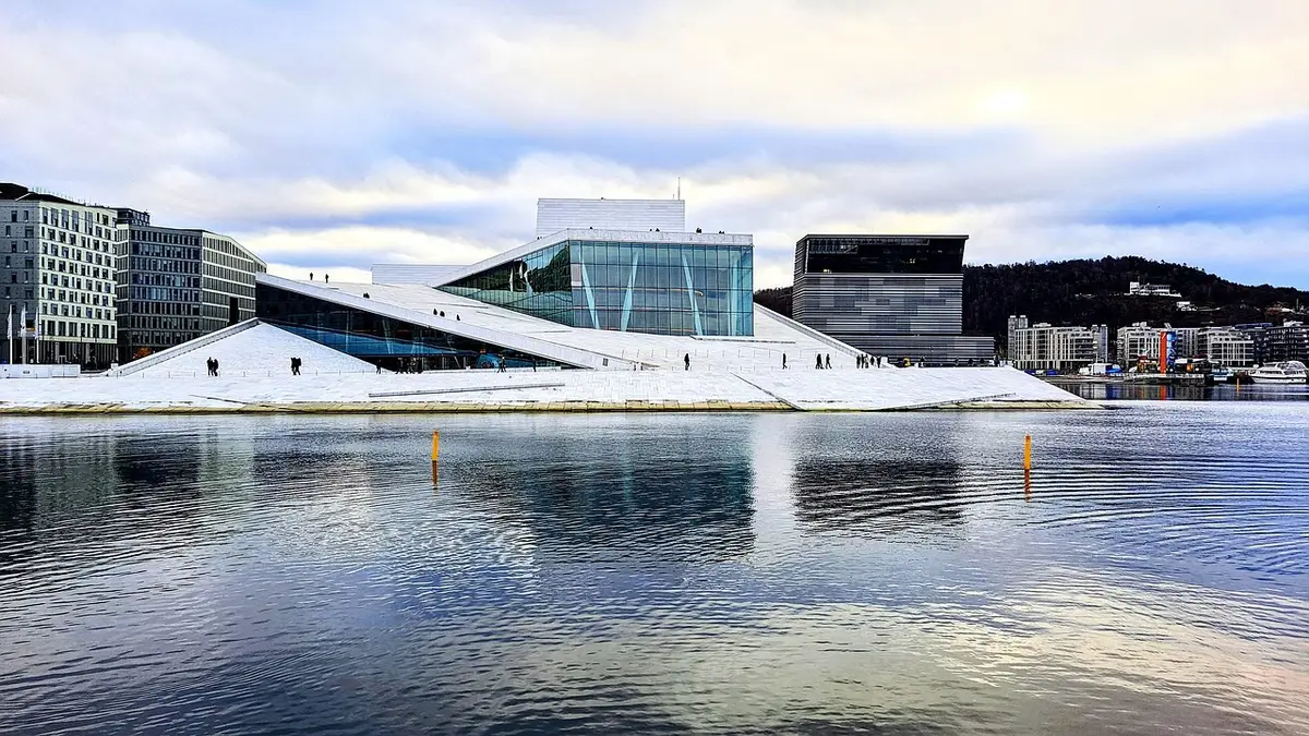 Modernes Opernhaus in Oslo an der Wasserfront mit architektonischem Design