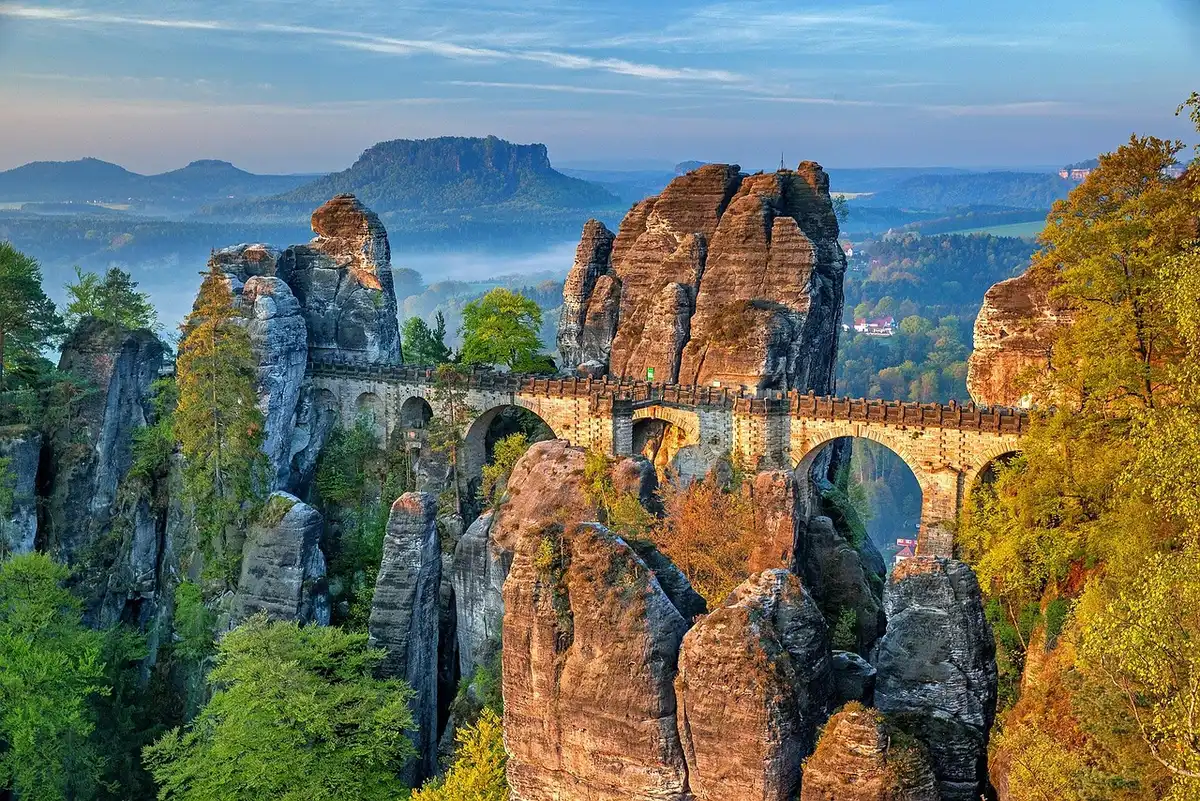 Dramatische Felsformationen aus Sandstein mit Wanderweg in bewaldeter Landschaft