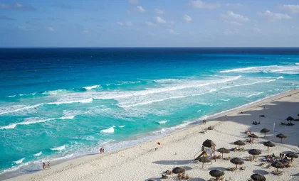 Leerer Strand mit runden Granitfelsen und türkisfarbenem Wasser auf den Seychellen