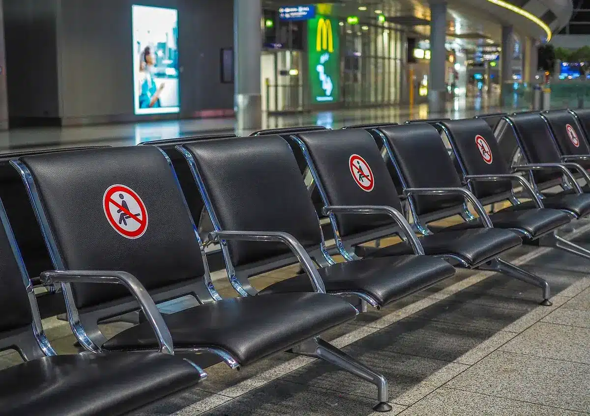 Leere Check-in-Schalter und reduzierte Passagierströme in einer Flughafenhalle