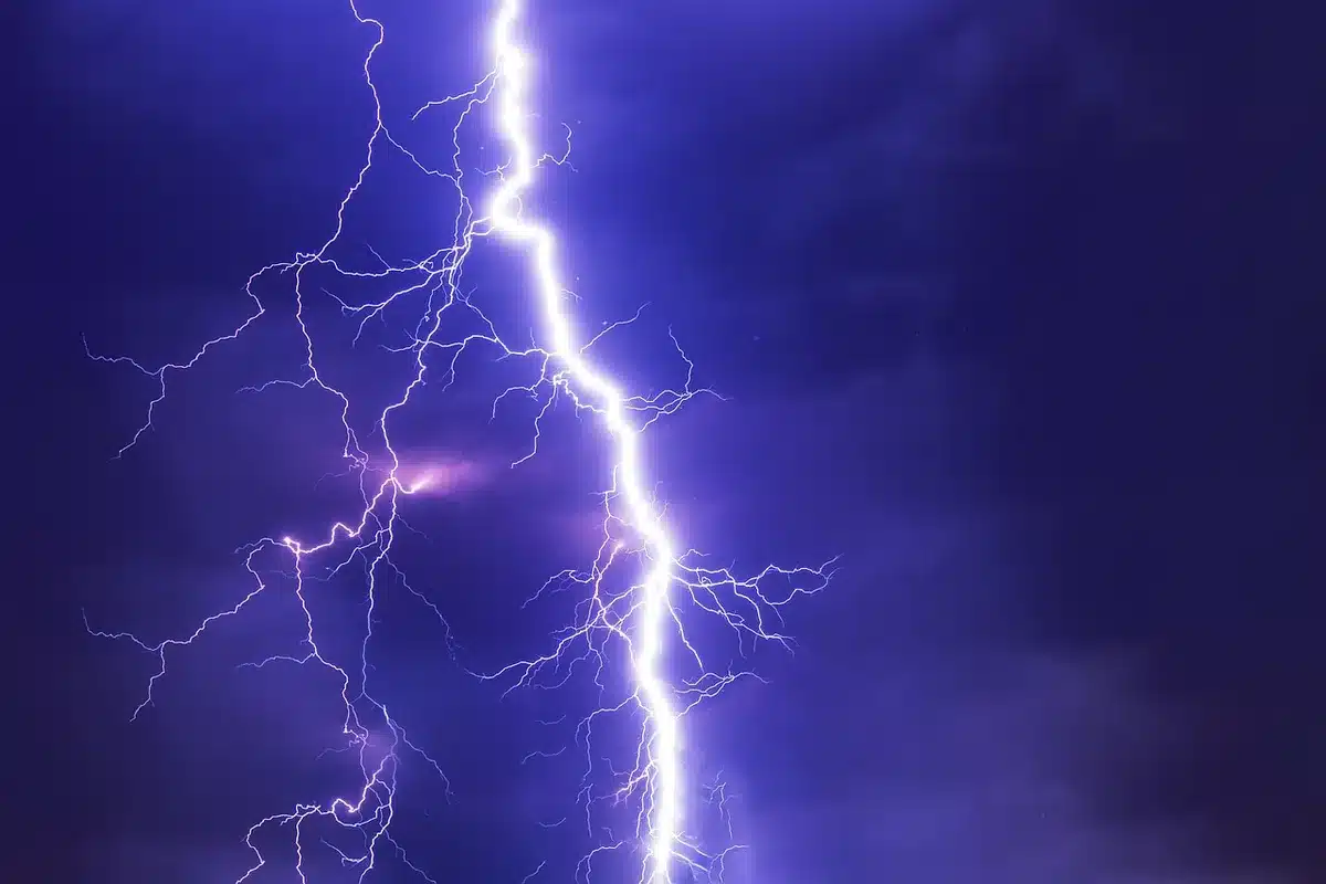 Dunkle Gewitterwolken und Blitze über dem Luftraum