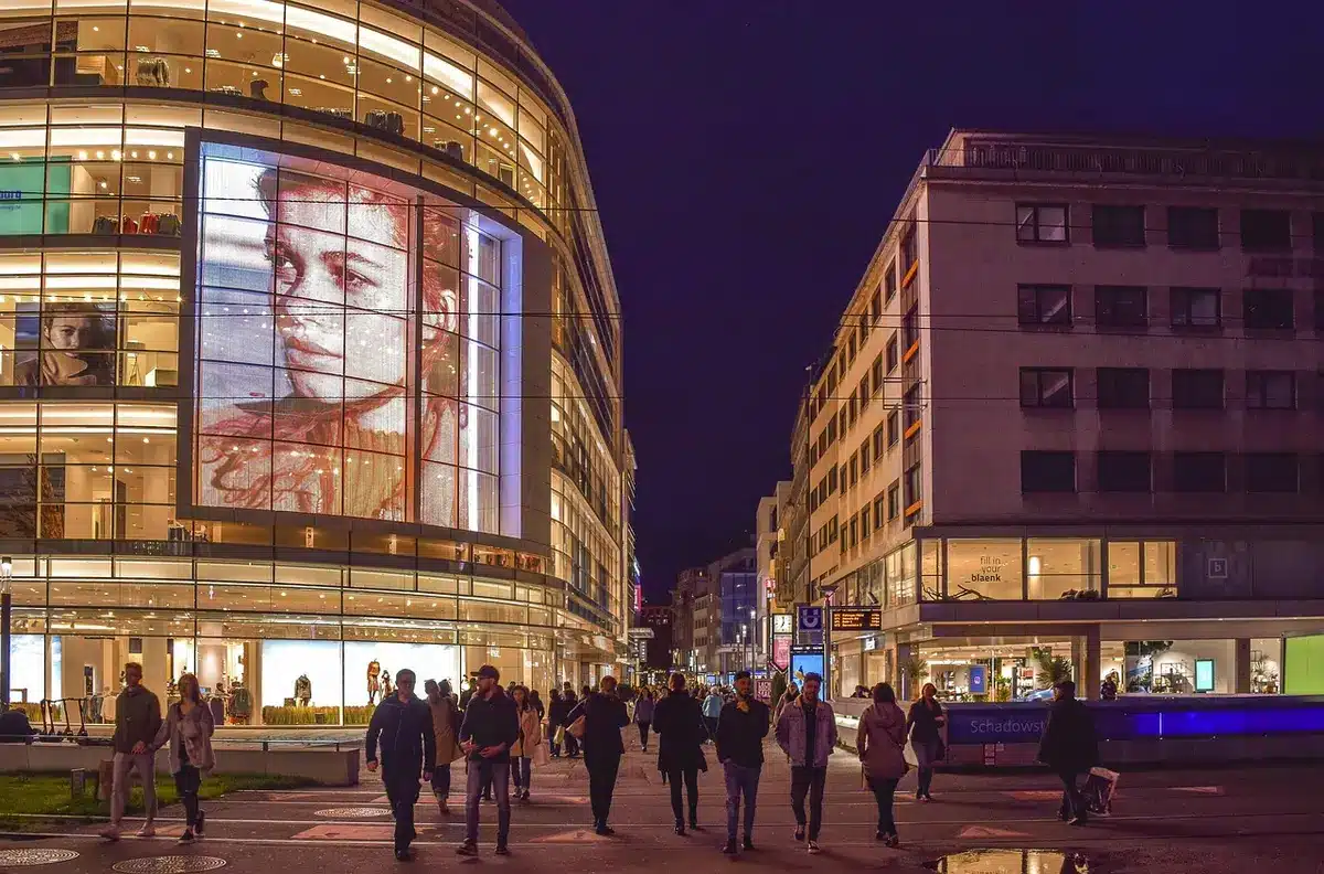 Einkaufsstraße in einem Outlet mit eleganten Schaufenstern und Besuchern