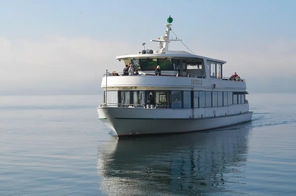 Leeres Pooldeck eines Kreuzfahrtschiffes an einem heißen Sommertag