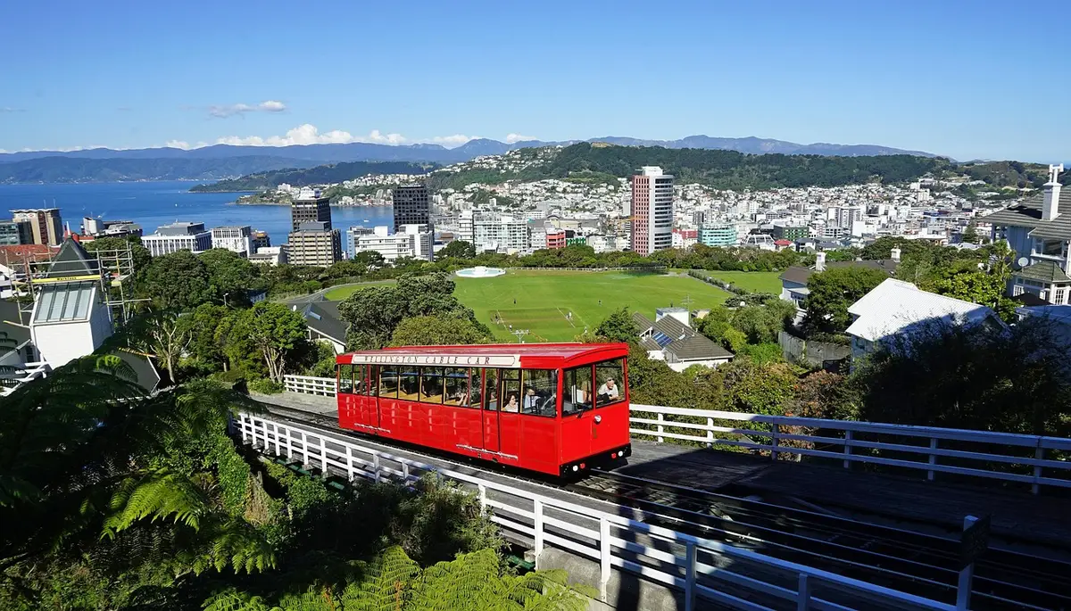 Städtische Aussicht auf Medellín mit Wohnvierteln und Seilbahnen