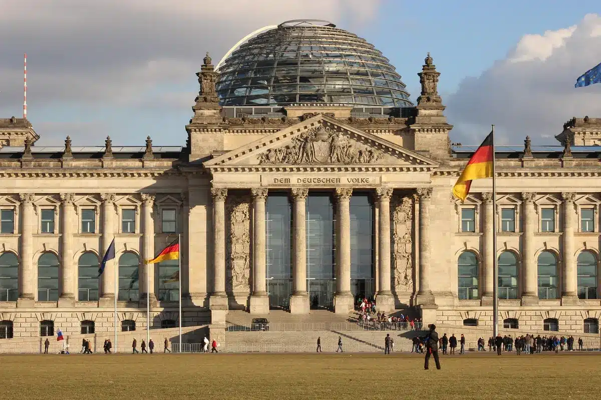 Eingang eines Regierungsministeriums mit Fahnen