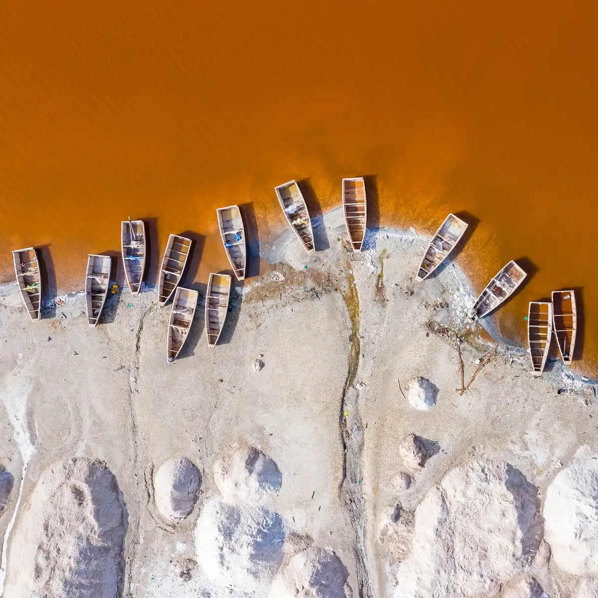 Luftaufnahme eines riesigen, von Gletschern geformten Sees mit klarem Wasser