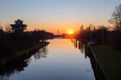 Kreuzfahrtschiff passiert eine enge Schleuse mit minimalem Spielraum auf beiden Seiten