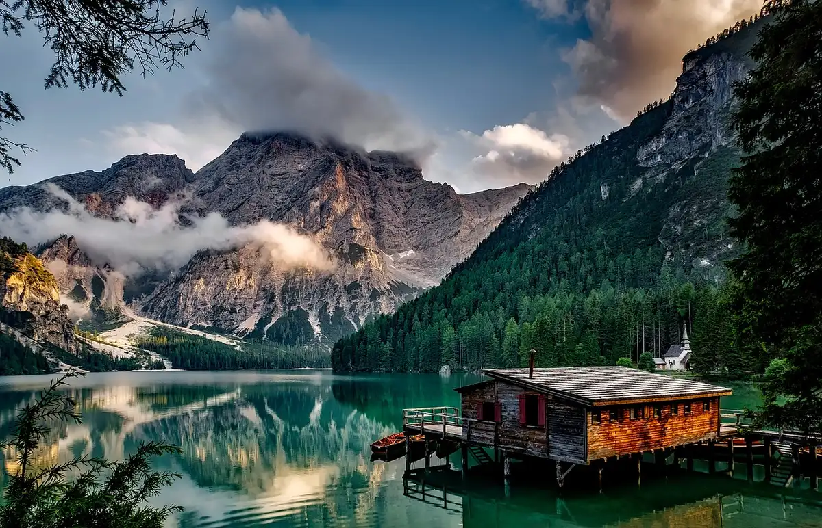 Herbstliche Berglandschaft mit W&auml;ldern, Almen und vereinzelten Bauernh&ouml;fen im Tal