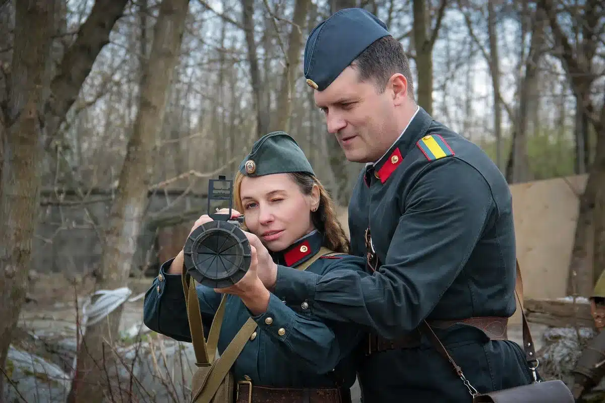 Historisches Teleskop und alte Fotografien als Hinweis auf Maria Mitchells Vermächtnis