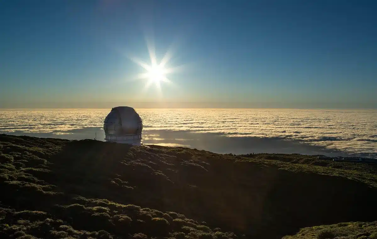 Innenansicht von Observatoriumskuppel mit einem großen Forschungsteleskop