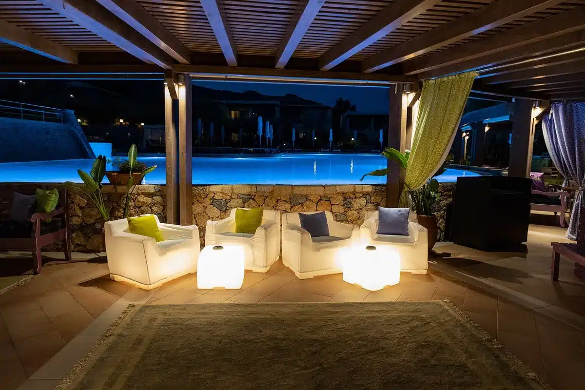 Infinity-Pool mit Blick auf Wasser und Skyline im Four Seasons