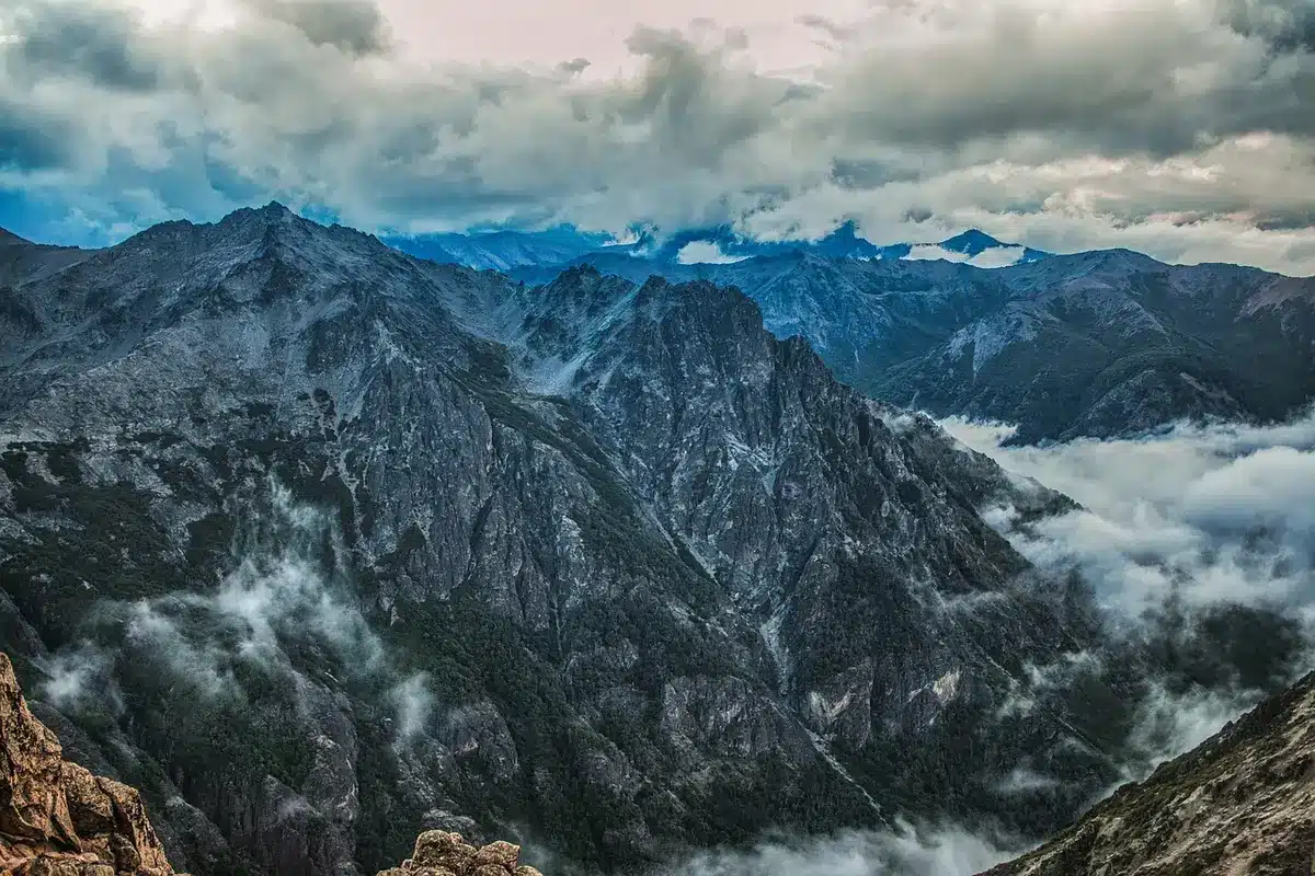 Panoramablick auf die Pisten von Cerro Catedral mit Bergkulisse