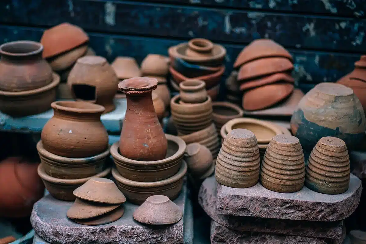 Handgefertigte peruanische Keramik, Schmuck und Textilien in einer Kunsthandwerk-Galerie