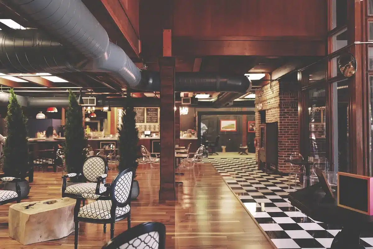 Modernisierte Schiffsinnenräume mit Restaurant und Kabinen im nordischen Design