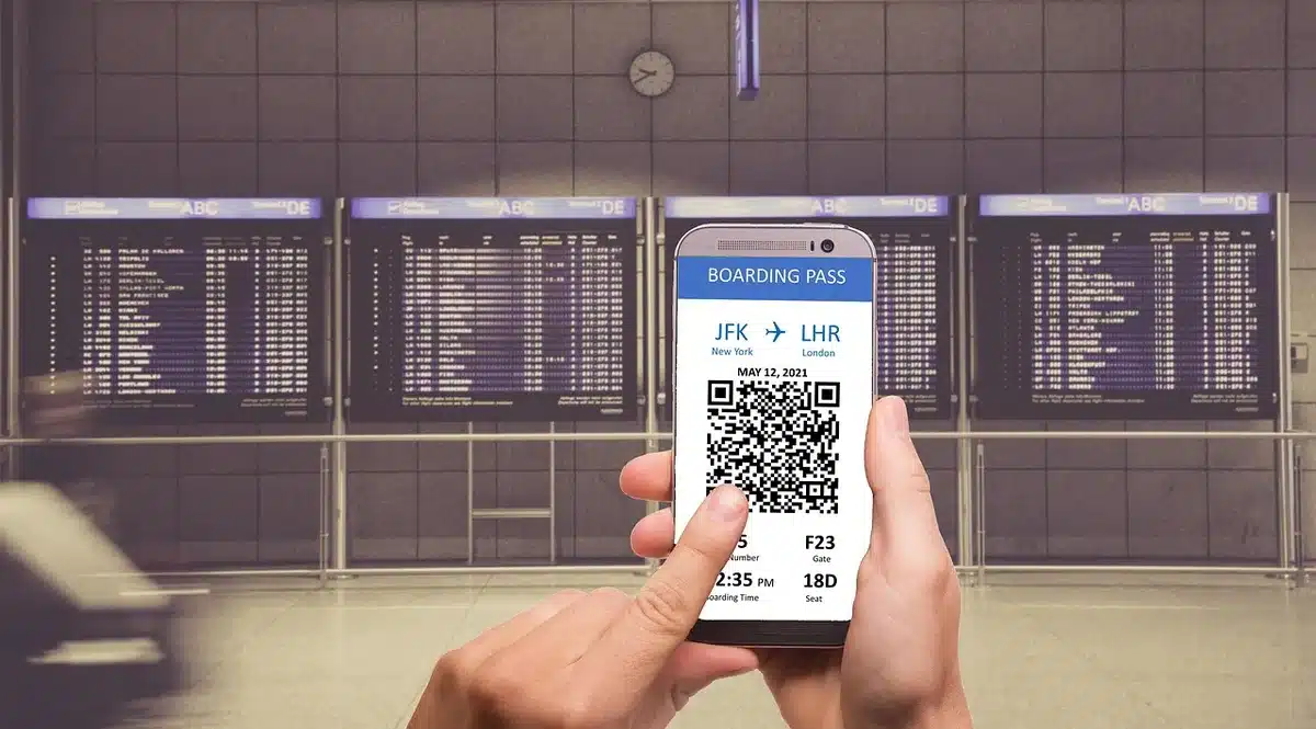 Nahaufnahme eines Boardingpasses mit hervorgehobenem IATA‑Code