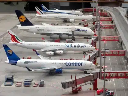 Abstrakte Flughafen-Szene mit anonymen Reisenden und Boardingpass, Code SKP unscharf