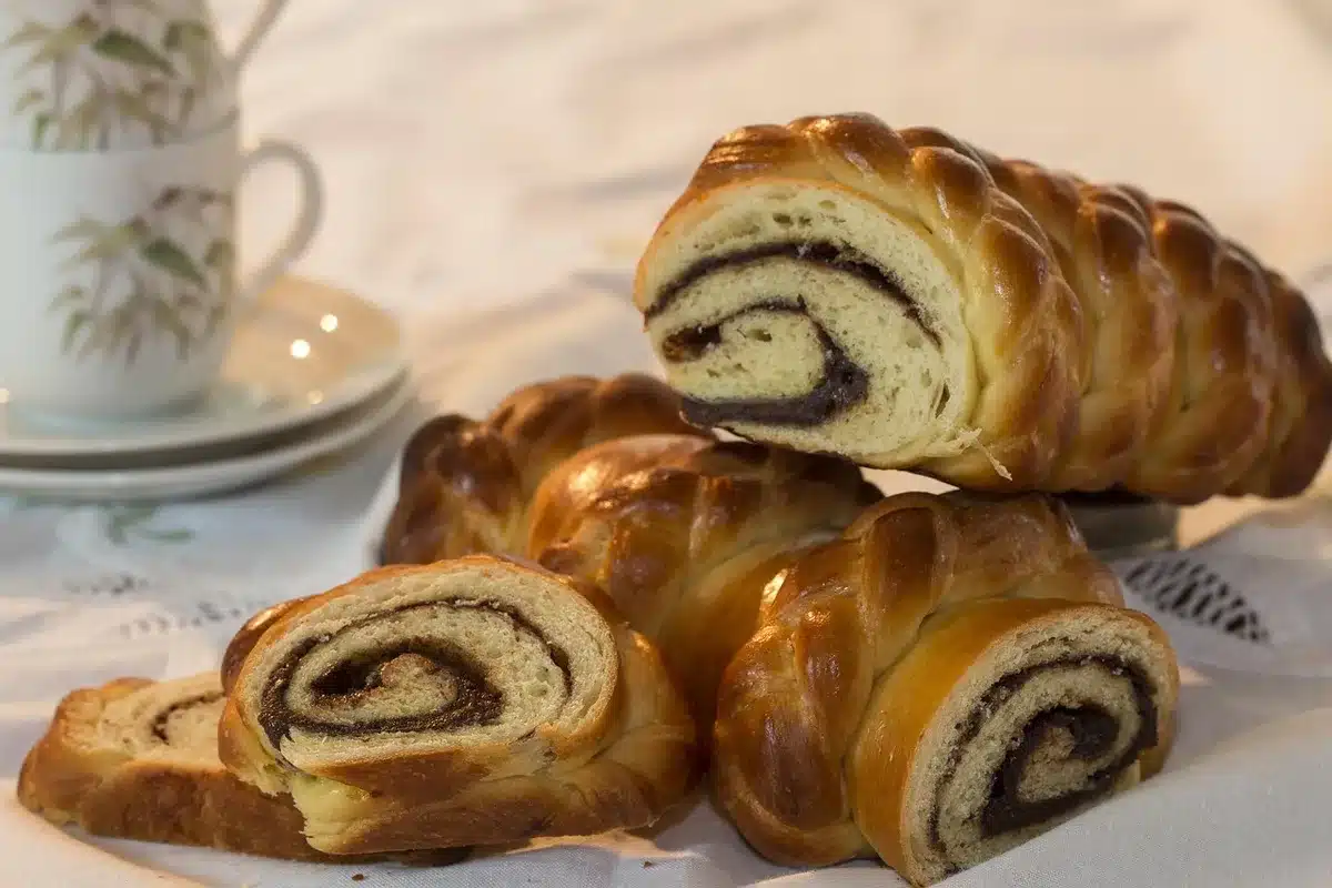 Maritozzo aufgeschnitten mit Schlagsahne an einer Cafétheke
