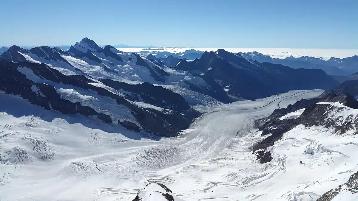 Trümmerfeld und Eisschlote nach Gletscherabbruch an einer Bergflanke