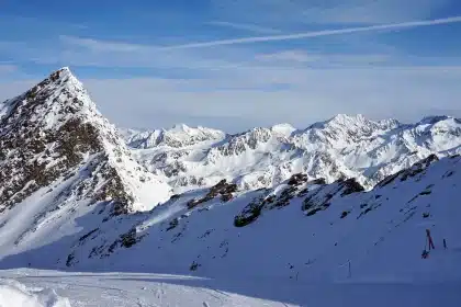 Schuttfeld unter tauendem Gletscher und Berggrat an einem klaren Tag