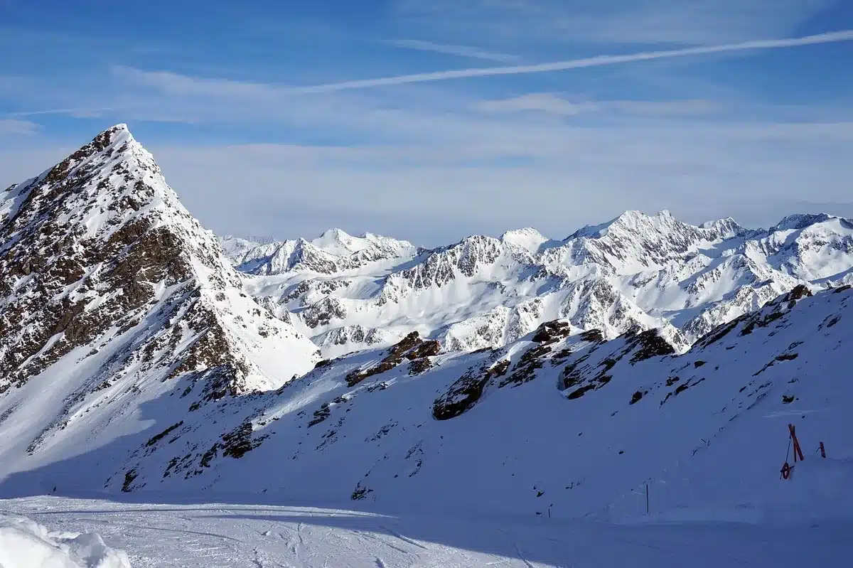 Schuttfeld unter tauendem Gletscher und Berggrat an einem klaren Tag
