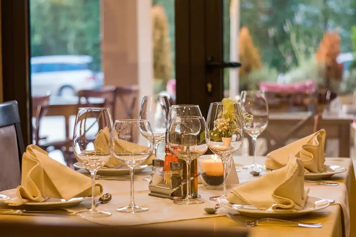 Elegantes Abendessen im Schiffsrestaurant mit formeller Tischkulisse