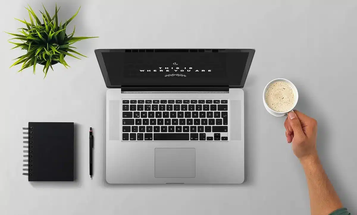 Person am Laptop liest Reisebewertungen und Kundenmeinungen online