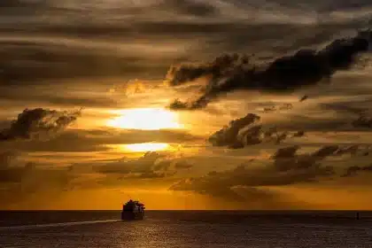 Reisedokumente und Buchungsunterlagen auf einem Kreuzfahrtschiff-Kabinenschreibtisch