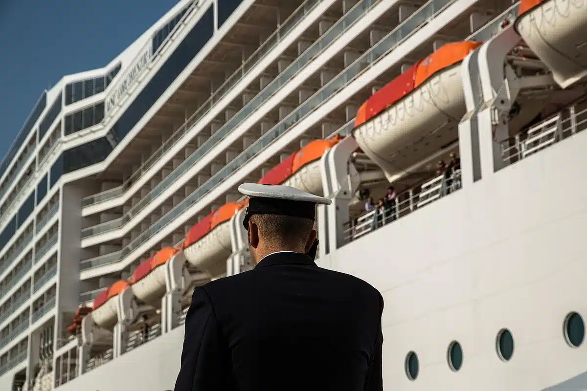 Passagierschiff legt im Hafen von Bremerhaven ab