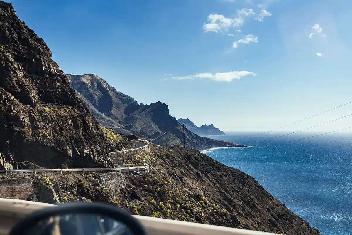 Cabot Trail mit Klippen und Meerblick