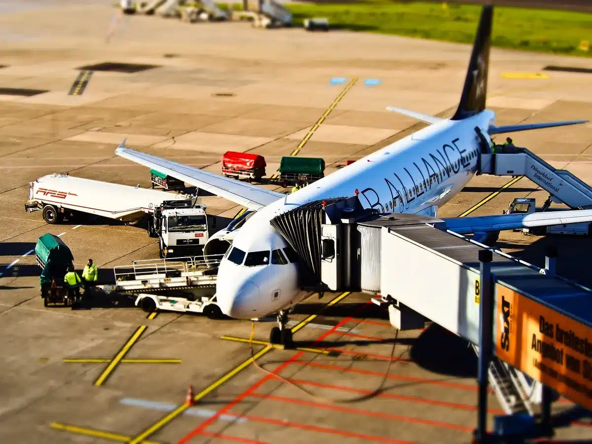 Verkostungsraum vor pastellfarbenen Gebäuden im Airport District