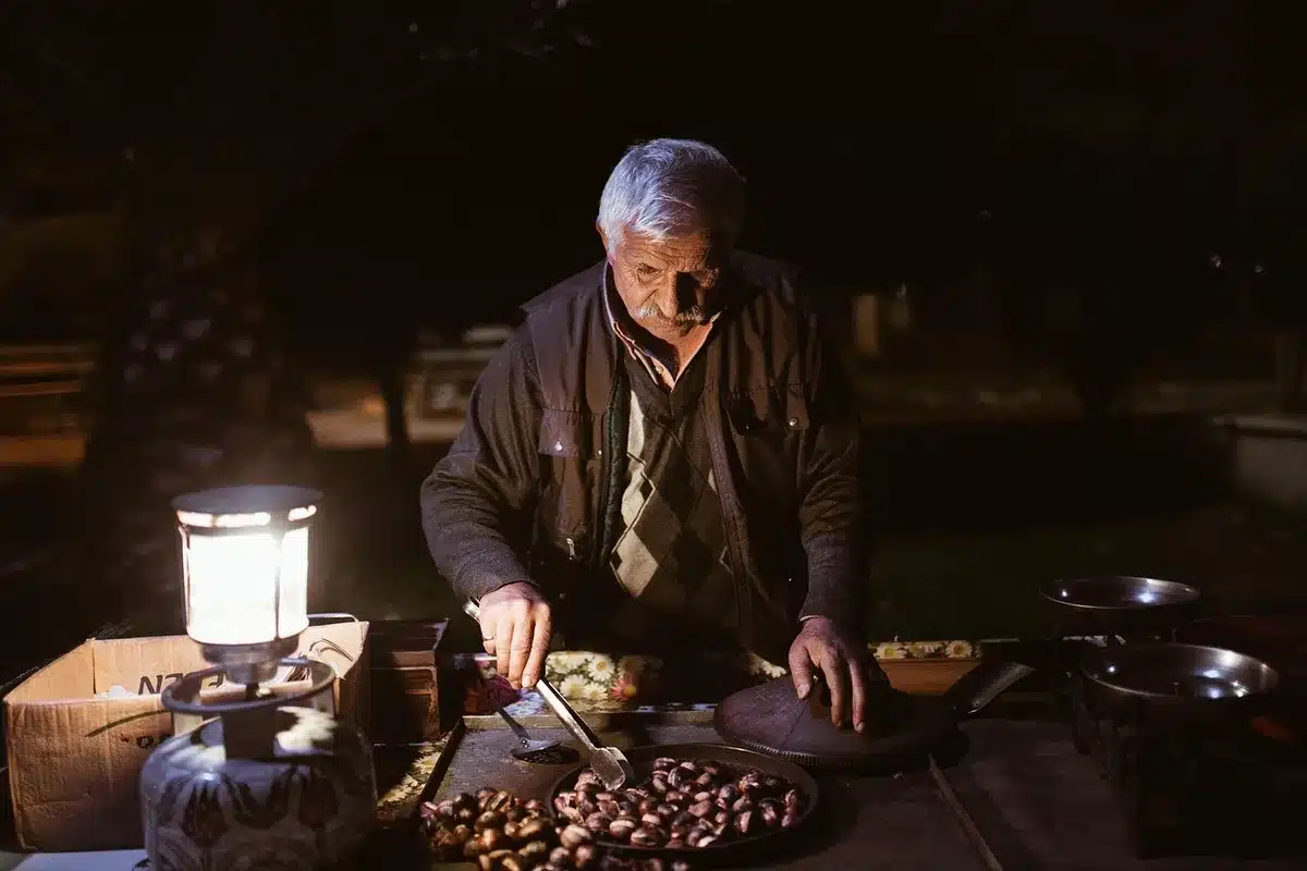 Besucher am Street-Food-Markt in Aarhus mit Essensst&auml;nden
