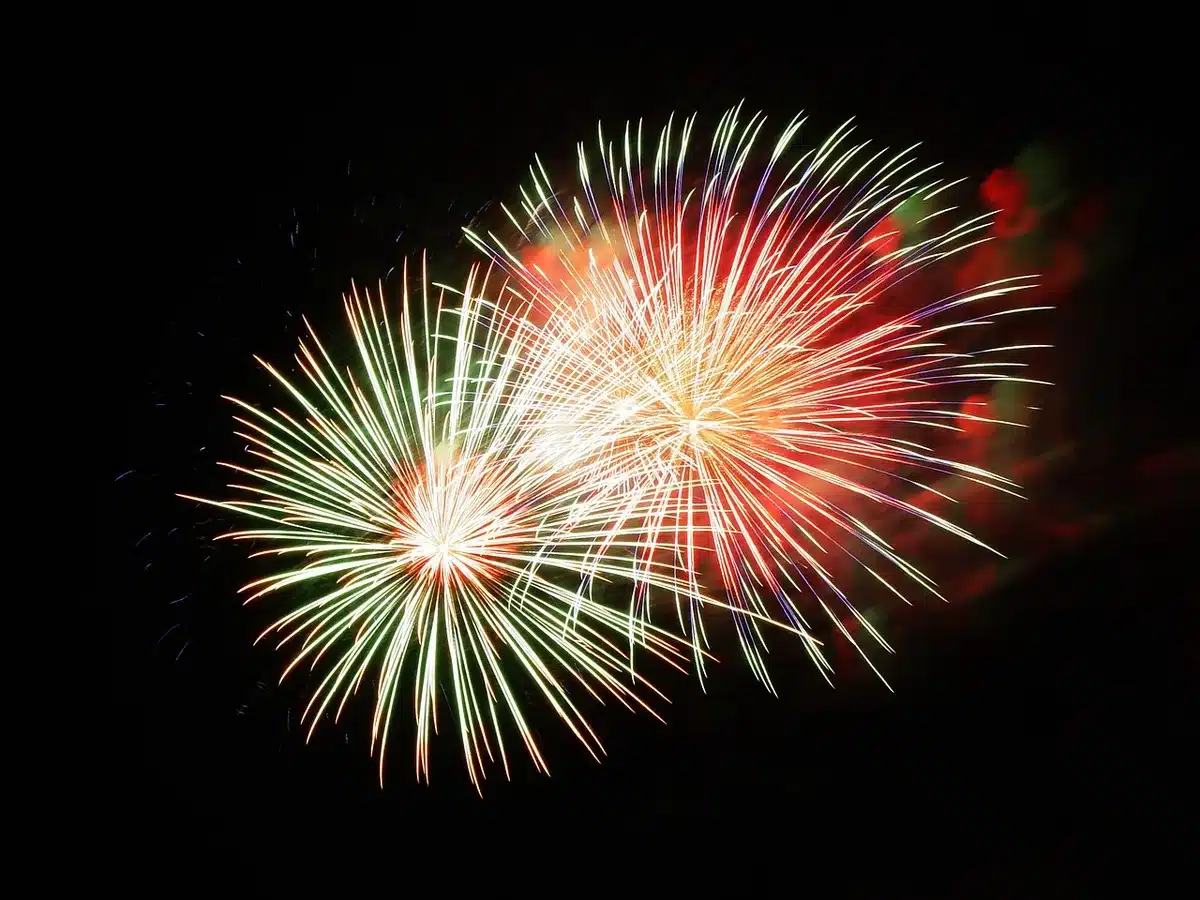 N&auml;chtliche Dorffest mit Feuerwerk, Prozessionen und festlicher Beleuchtung