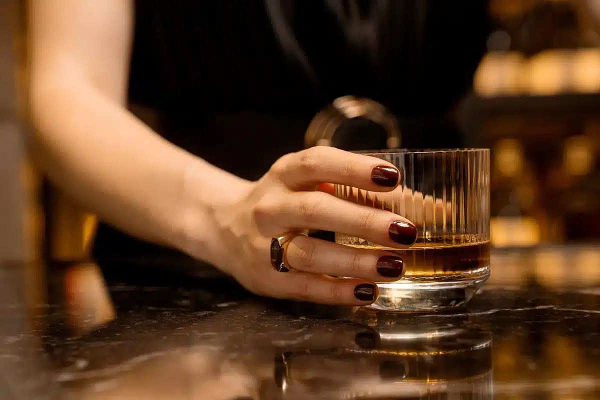 Glas mit Negroni, Orangenzeste auf der Bar