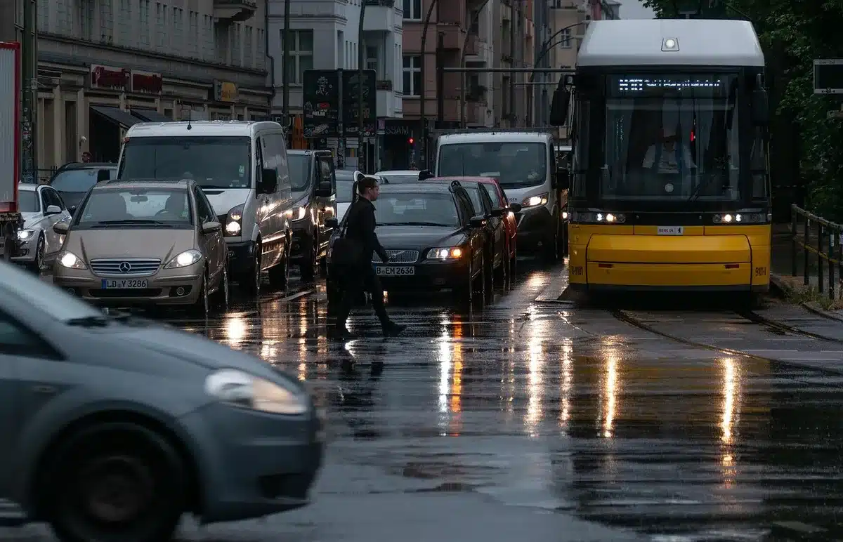Pastellfarbene Fassaden und historische Straßenbahn in Lissabon