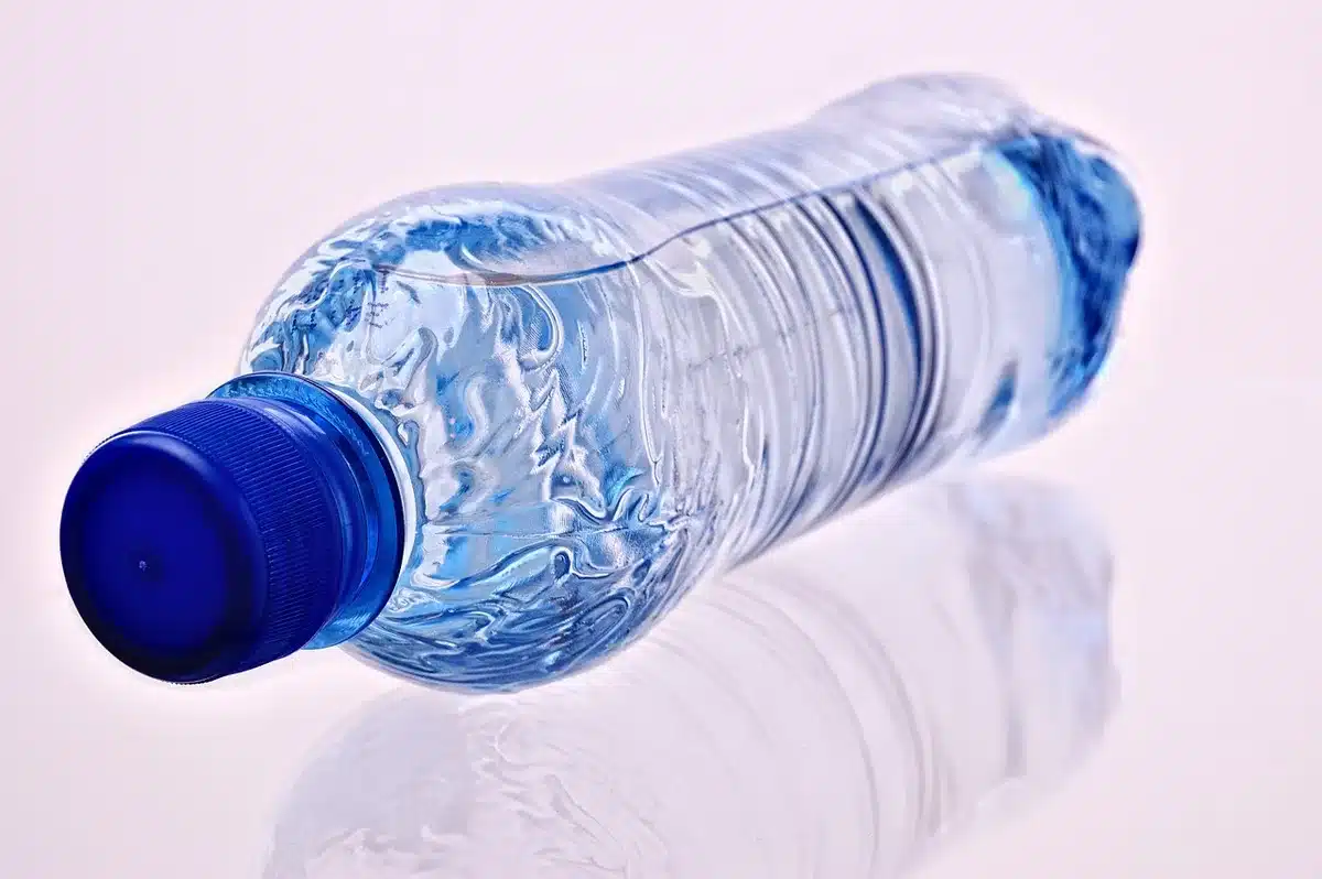 Plastikflasche, die im Radkasten eines Autos klemmt