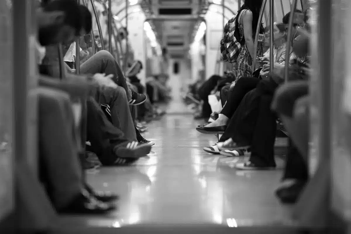 Modernes Innere einer U-Bahn mit Fahrg&auml;sten