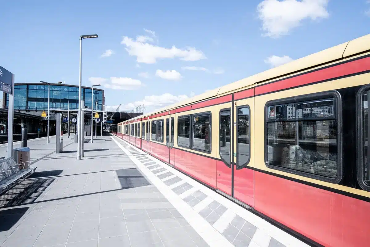 Bahnsteig mit S-Bahn-Zug an einem Hauptbahnhof