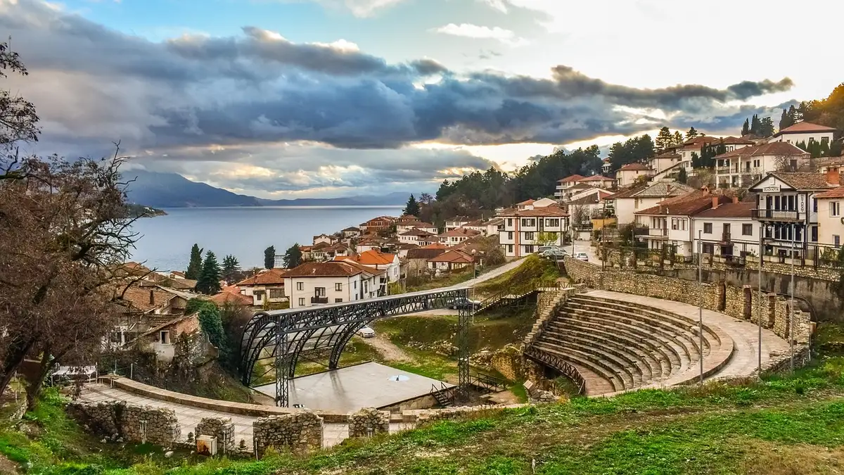 Historische Altstadt von Ohrid mit Steinh&auml;usern und Kirchen am t&uuml;rkisfarbenen Ohridsee