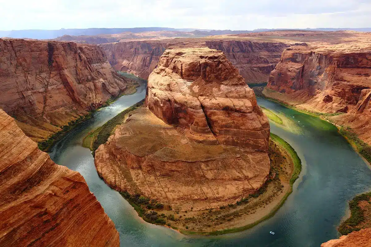 Spektakulärer Canyon mit steilen Felswänden und türkisfarbenem Fluss, ideal für Kajakfahrten
