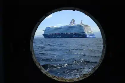 Flusskreuzfahrtschiffe auf dem Douro mit Schleusenanlage im Hintergrund