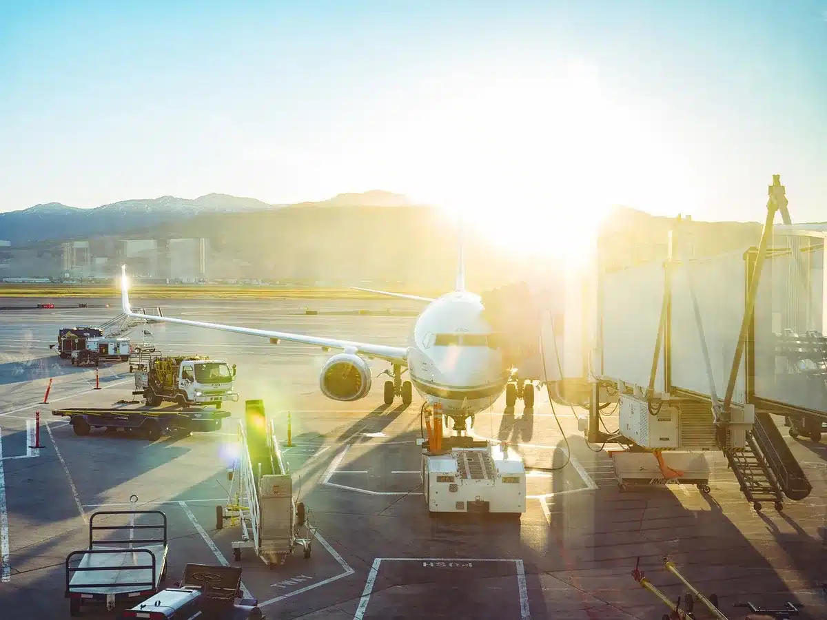 Powerbanks und Batterien im Handgepäck auf einem Flughafen