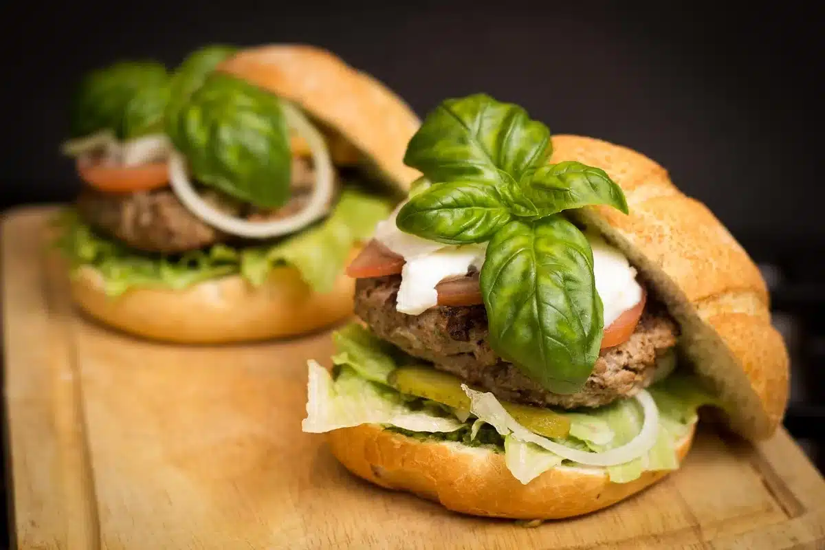 Gourmet-Burger mit geschmolzenem Käse im Inneren, typisch für Minneapolis