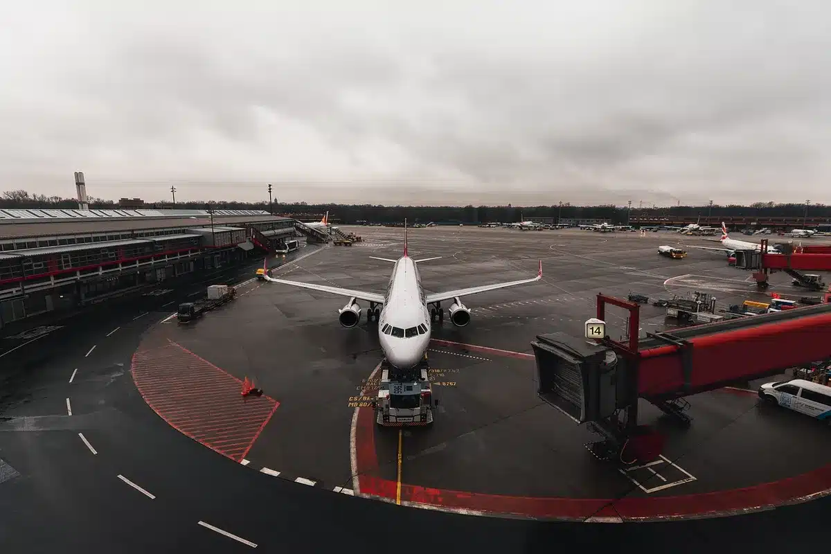 Moderner, sauberer Flughafen-Terminal mit guter Beschilderung und übersichtlicher Struktur