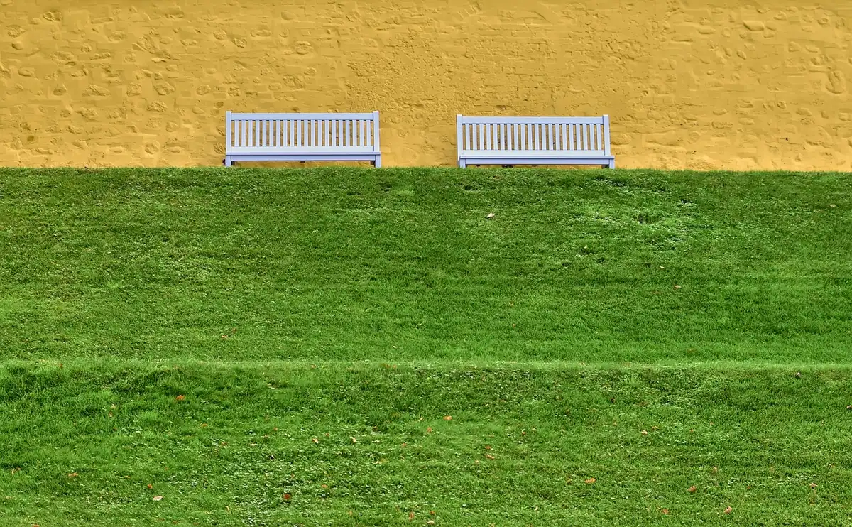 Alleinreisender in ruhiger Landschaft ohne andere Menschen