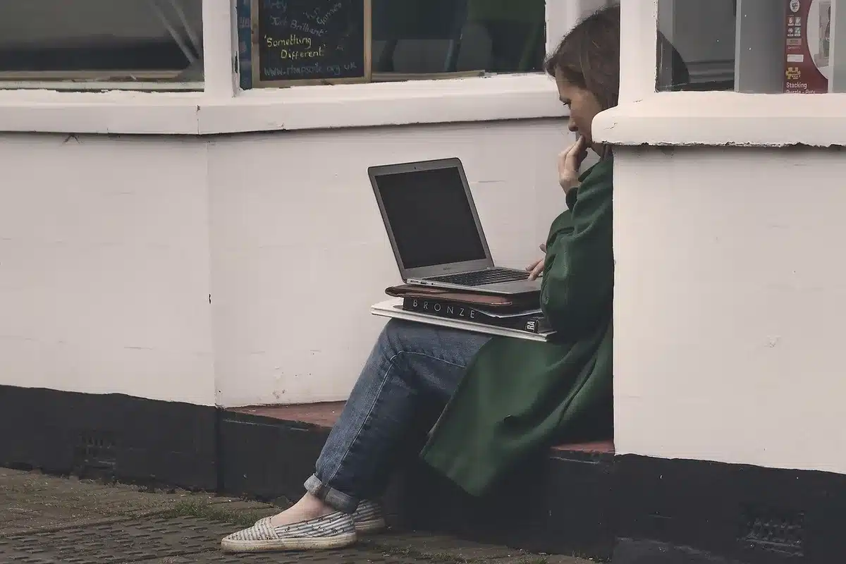 Laptop mit geöffneten Recherchequellen und Notizen