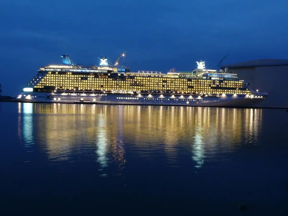 Silhouette eines Kreuzfahrtschiffdecks mit Rettungsring und Stühlen bei Abendlicht