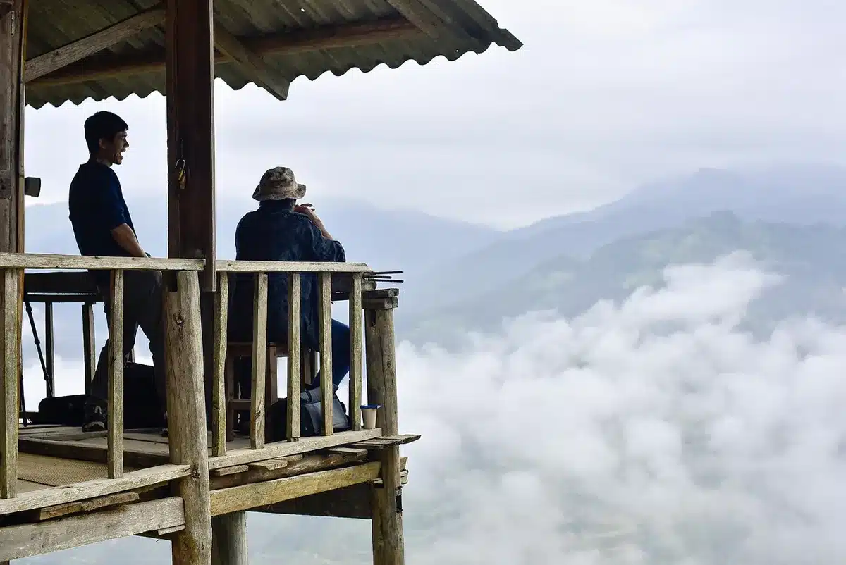 Innenraum einer einfachen Holzh&uuml;tte mit Terrasse und K&uuml;che