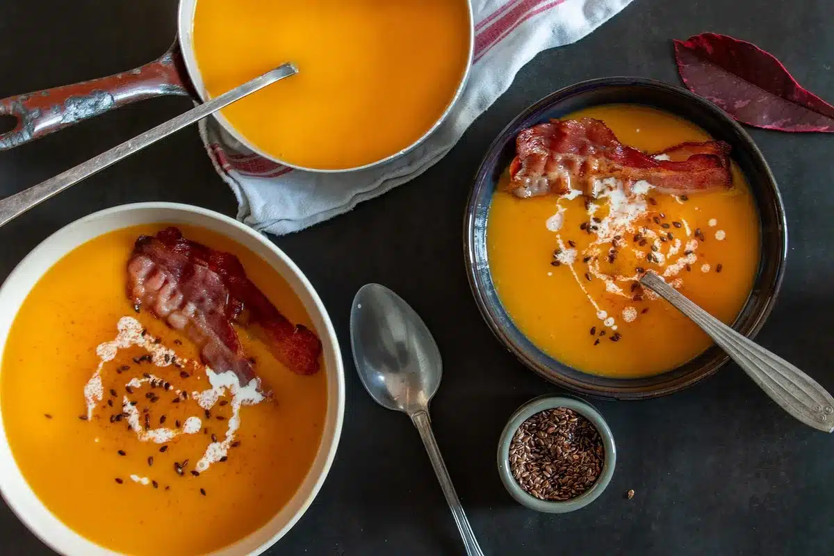 Innenraum einer historischen Taverne mit Schüssel und Löffel Erdnusssuppe
