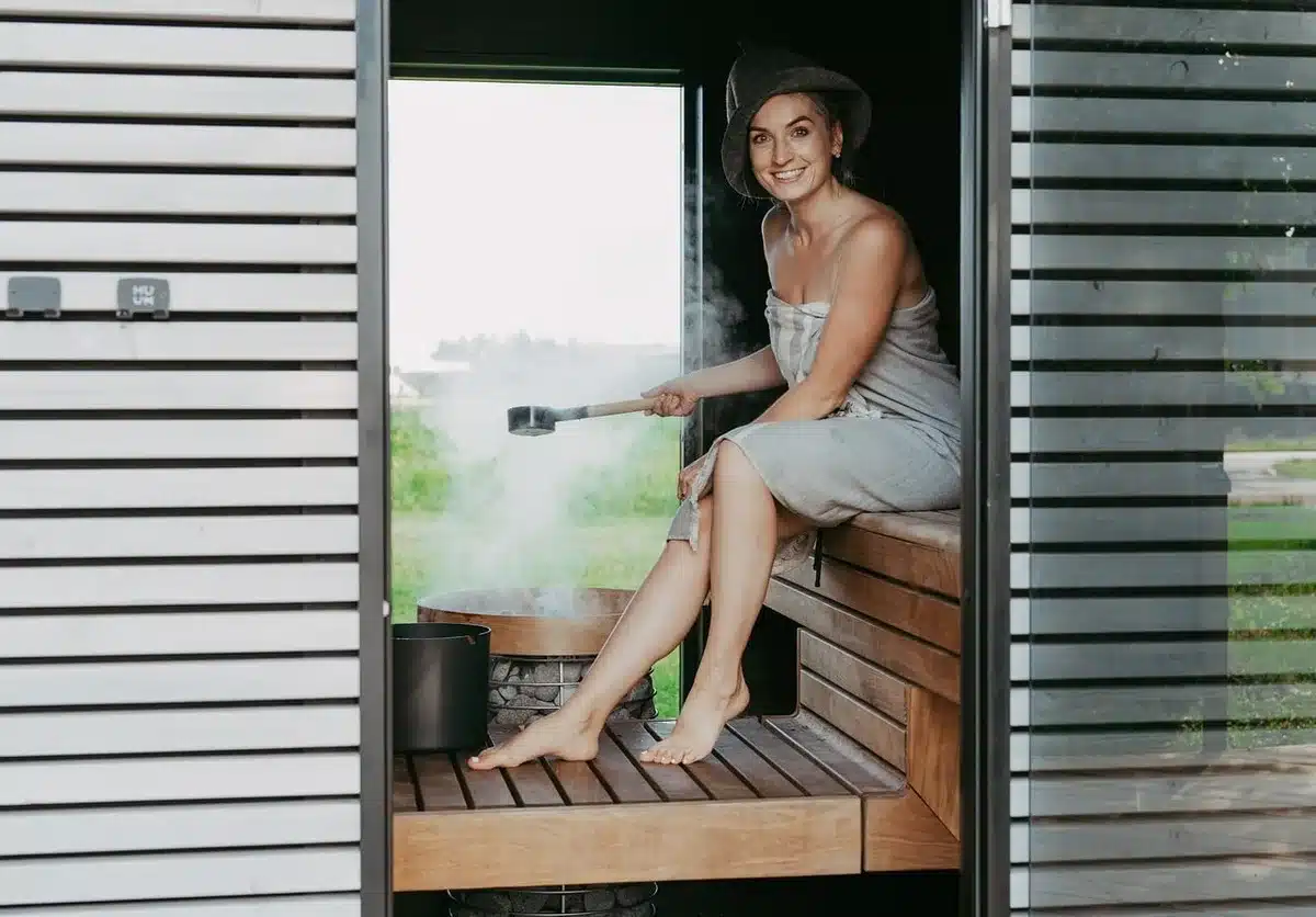 Ruhige Wellness-Szene mit Sauna und nordischem Ambiente